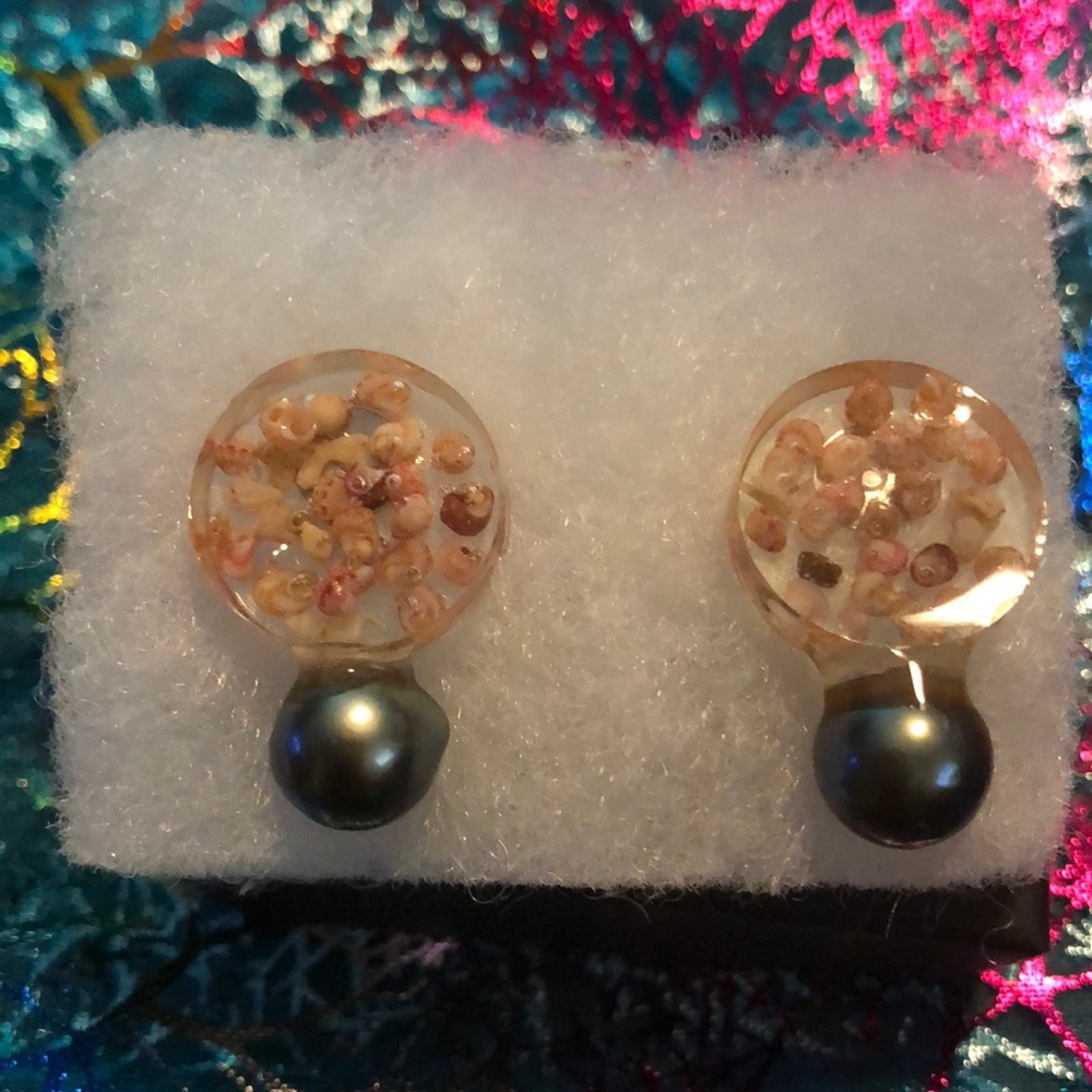 Black pearl with Ni’ihau shells earrings